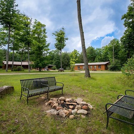 Madawaska Lodge-Cottage Bagian luar foto